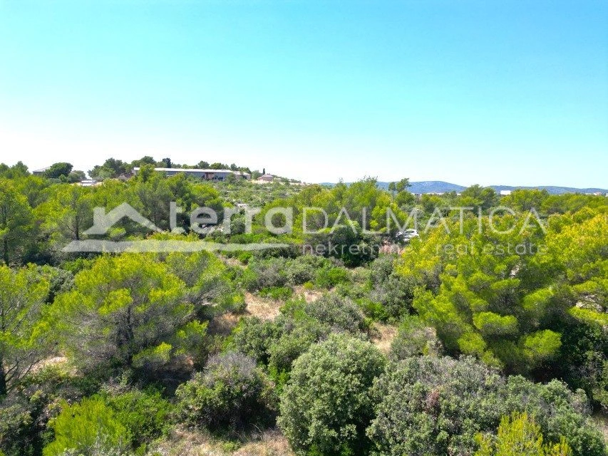 Großes Baugrundstück in der Nähe aller Annehmlichkeiten mit Aussicht