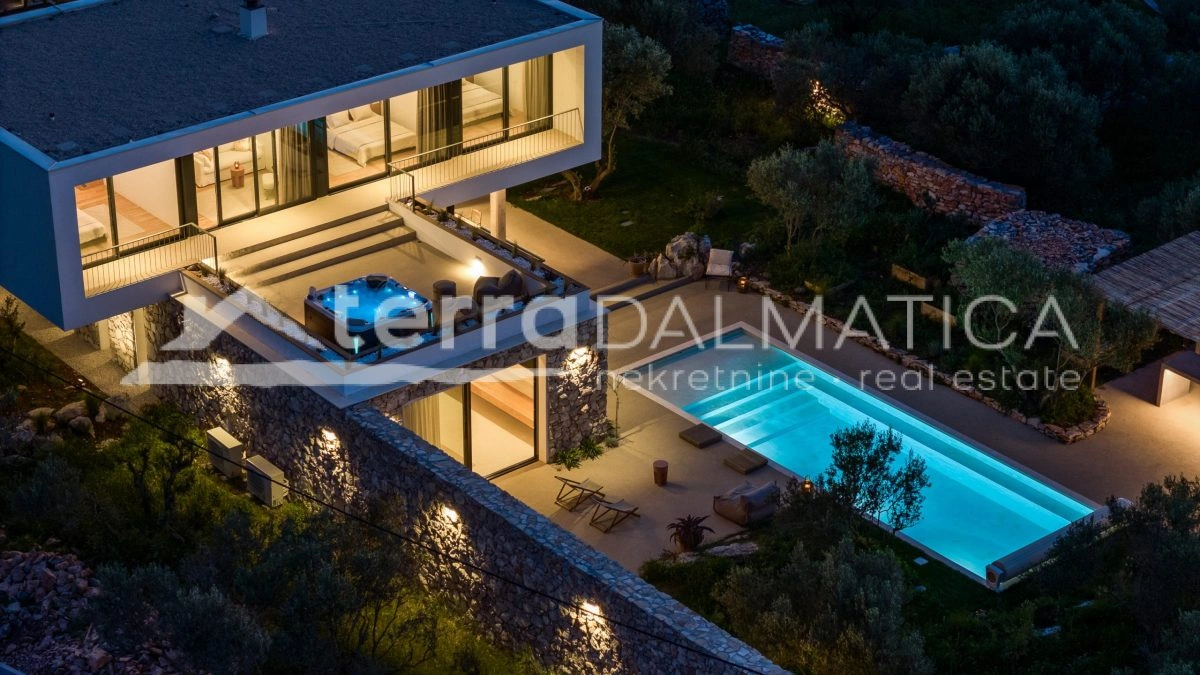 Najpiękniejsza historia Morza Śródziemnego – willa na wyspie Šolta, która wyrasta ze stuletniego drzewa oliwnego