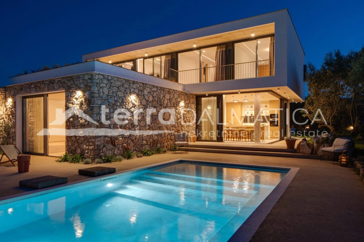 Najpiękniejsza historia Morza Śródziemnego – willa na wyspie Šolta, która wyrasta ze stuletniego drzewa oliwnego