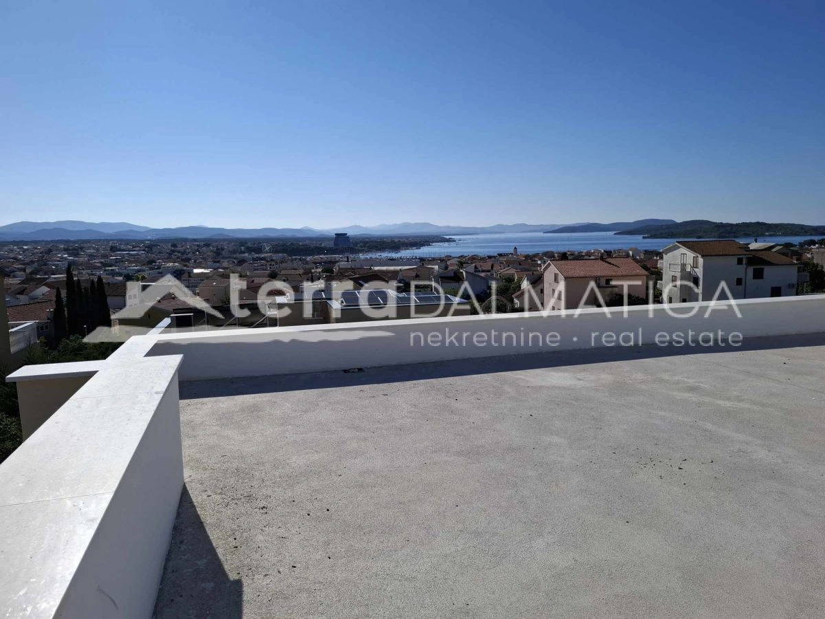 Vodice - Wohnung mit geräumiger Dachterrasse und Panoramablick