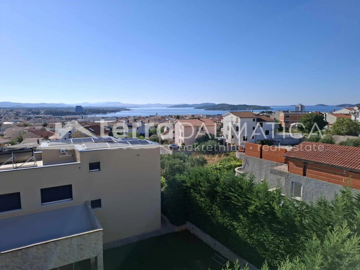 Vodice - Wohnung mit geräumiger Dachterrasse und Panoramablick