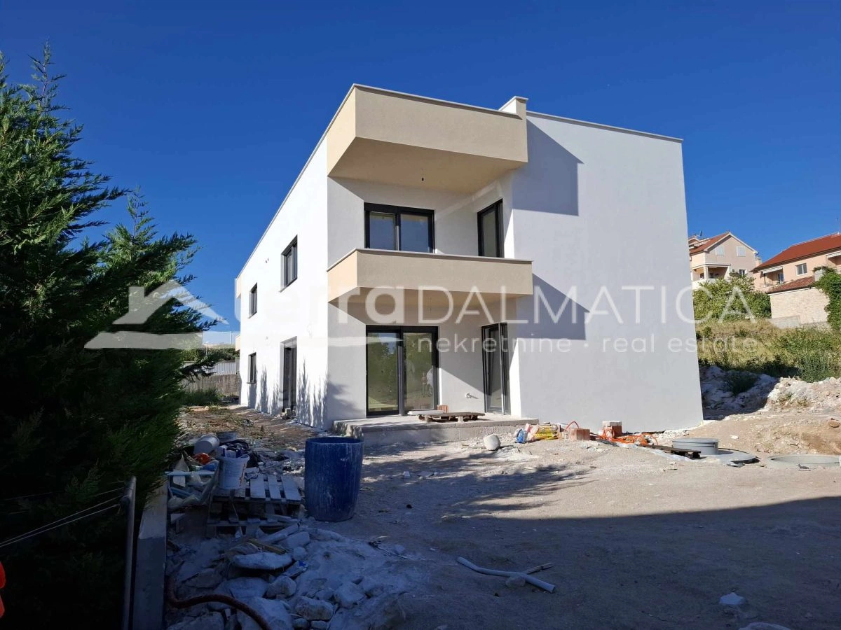 Vodice - Wohnung mit geräumiger Dachterrasse und Panoramablick