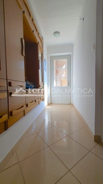 Šibenik - sonnige Wohnung mit Innenhof und zwei Eingängen, ideales Familieneigentum