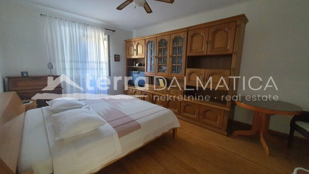 Šibenik - sonnige Wohnung mit Innenhof und zwei Eingängen, ideales Familieneigentum