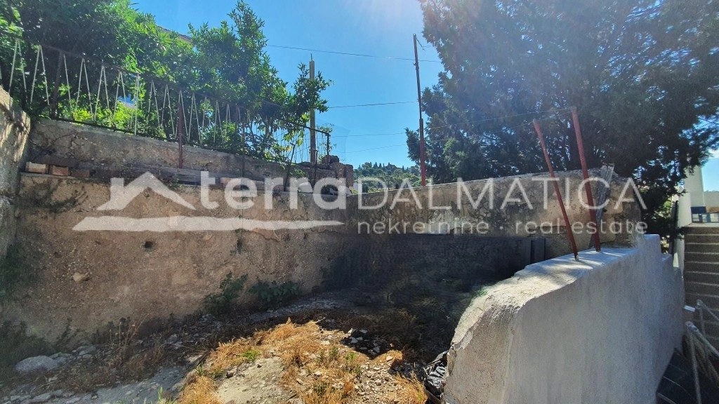 Šibenik - sonnige Wohnung mit Innenhof und zwei Eingängen, ideales Familieneigentum