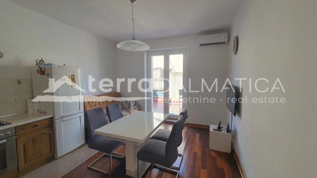 Šibenik - sonnige Wohnung mit Innenhof und zwei Eingängen, ideales Familieneigentum