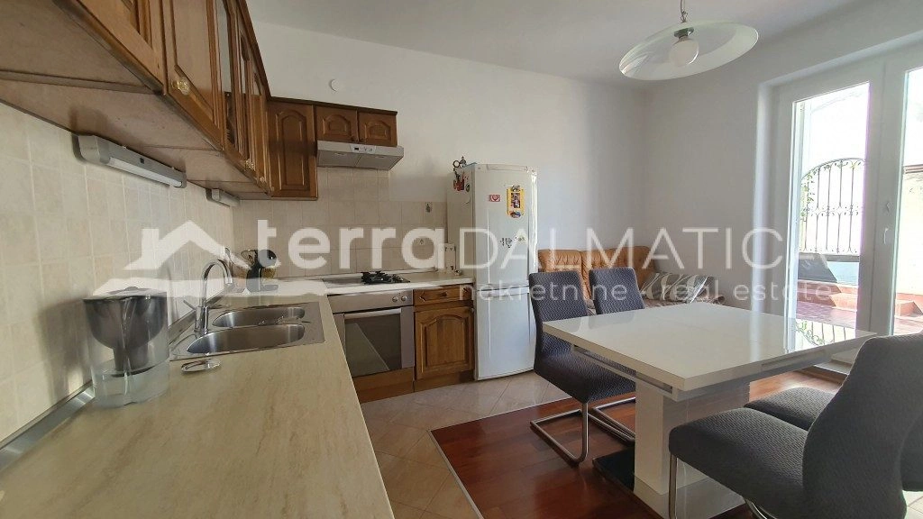 Šibenik - sonnige Wohnung mit Innenhof und zwei Eingängen, ideales Familieneigentum