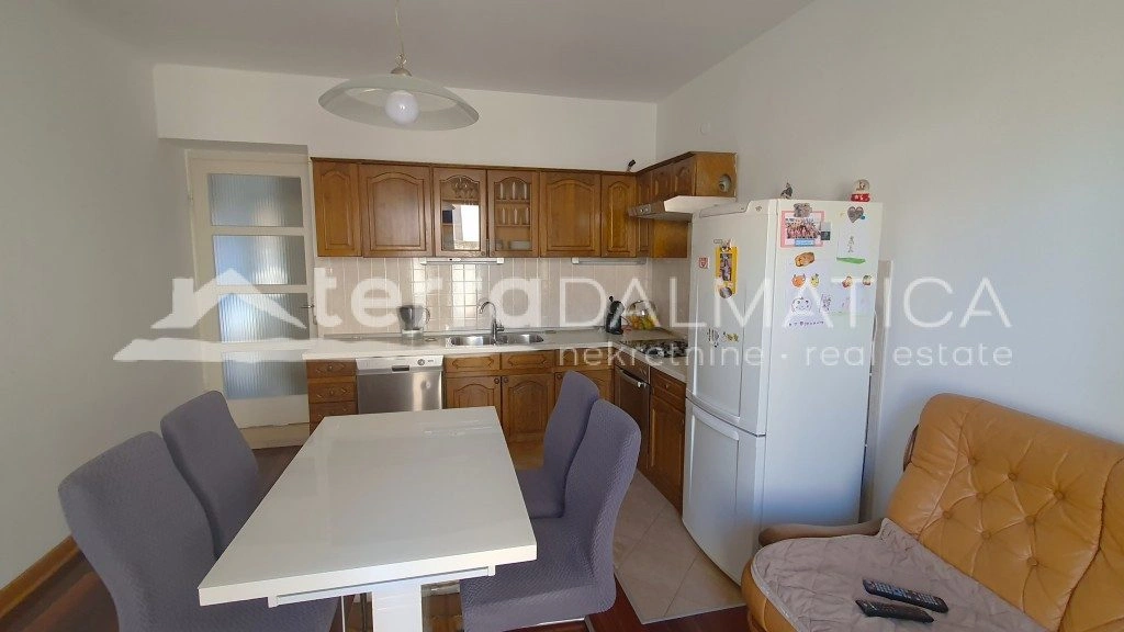 Šibenik - sonnige Wohnung mit Innenhof und zwei Eingängen, ideales Familieneigentum