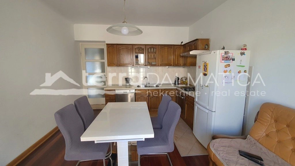 Šibenik - sonnige Wohnung mit Innenhof und zwei Eingängen, ideales Familieneigentum