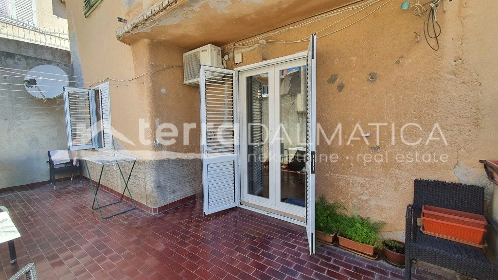 Šibenik - sonnige Wohnung mit Innenhof und zwei Eingängen, ideales Familieneigentum