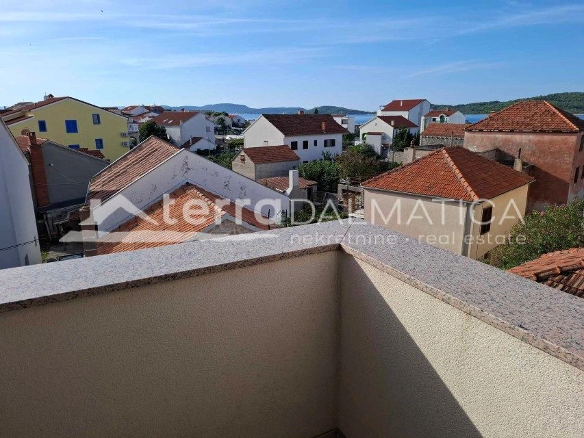 Dom z dwoma apartamentami i pięcioma apartamentami w Srimie - idealny na turystykę i życie rodzinne