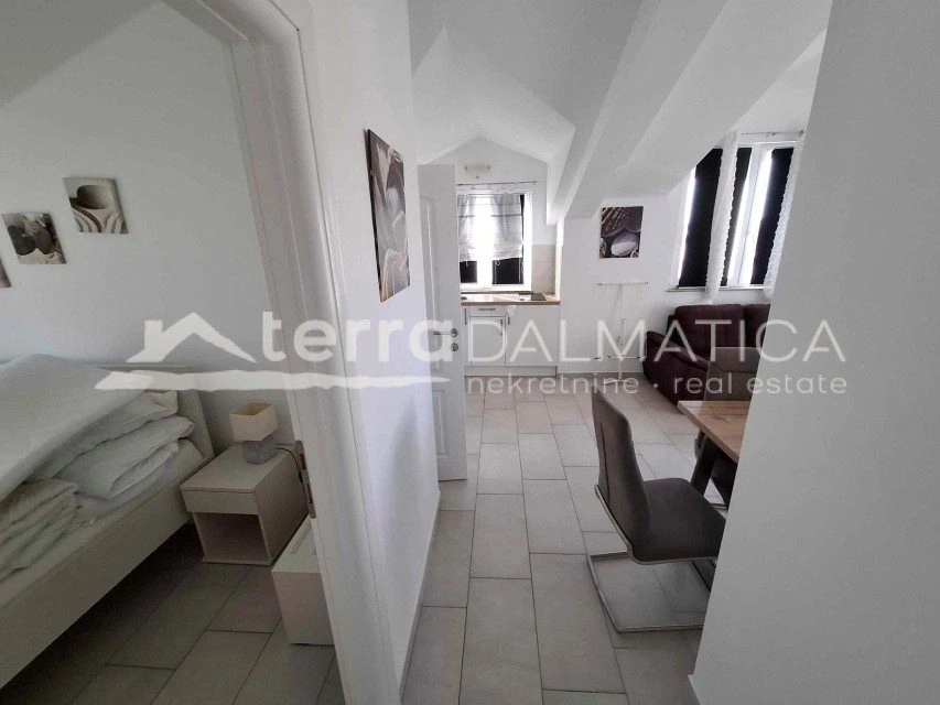 Dom z dwoma apartamentami i pięcioma apartamentami w Srimie - idealny na turystykę i życie rodzinne