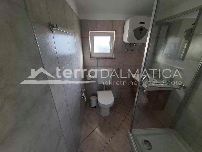 Dom z dwoma apartamentami i pięcioma apartamentami w Srimie - idealny na turystykę i życie rodzinne