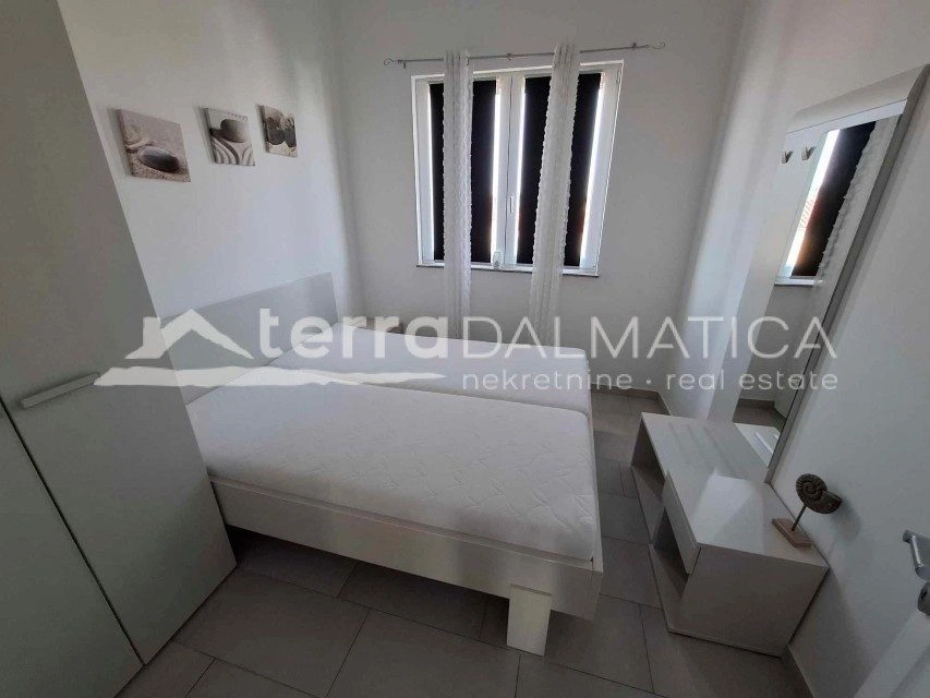 Dom z dwoma apartamentami i pięcioma apartamentami w Srimie - idealny na turystykę i życie rodzinne