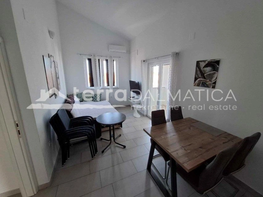 Dom z dwoma apartamentami i pięcioma apartamentami w Srimie - idealny na turystykę i życie rodzinne