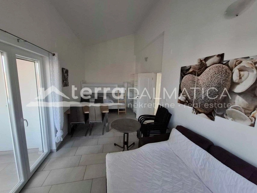 Dom z dwoma apartamentami i pięcioma apartamentami w Srimie - idealny na turystykę i życie rodzinne