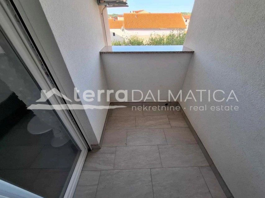 Dom z dwoma apartamentami i pięcioma apartamentami w Srimie - idealny na turystykę i życie rodzinne