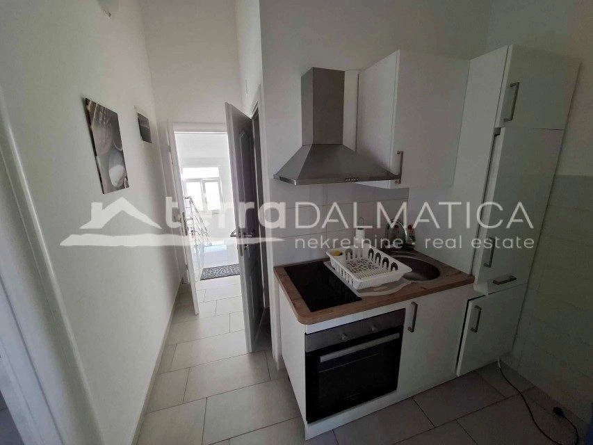 Dom z dwoma apartamentami i pięcioma apartamentami w Srimie - idealny na turystykę i życie rodzinne