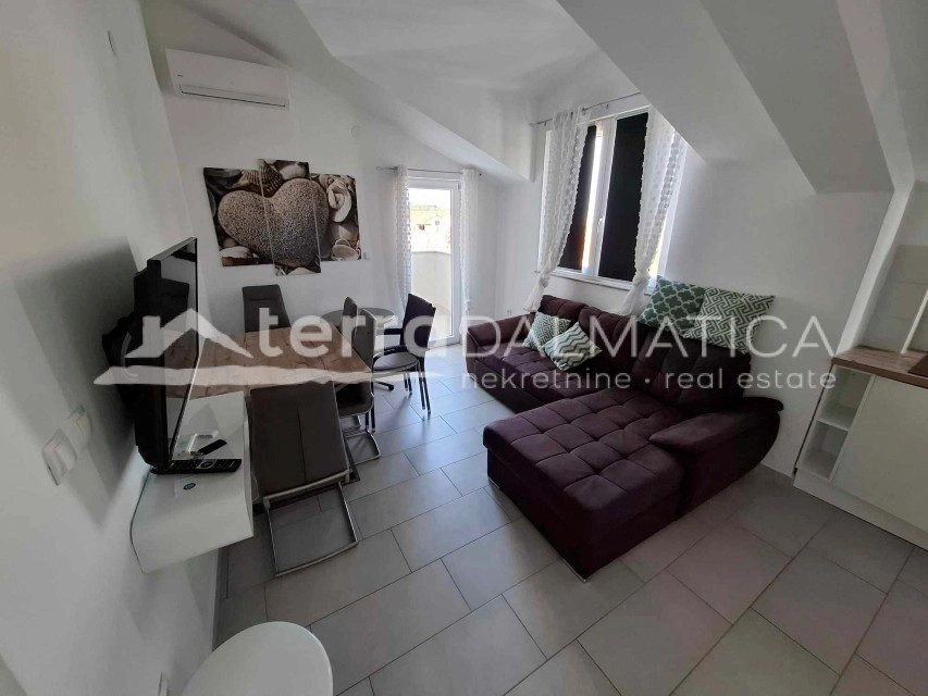 Dom z dwoma apartamentami i pięcioma apartamentami w Srimie - idealny na turystykę i życie rodzinne