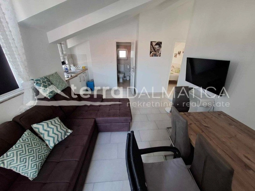 Dom z dwoma apartamentami i pięcioma apartamentami w Srimie - idealny na turystykę i życie rodzinne