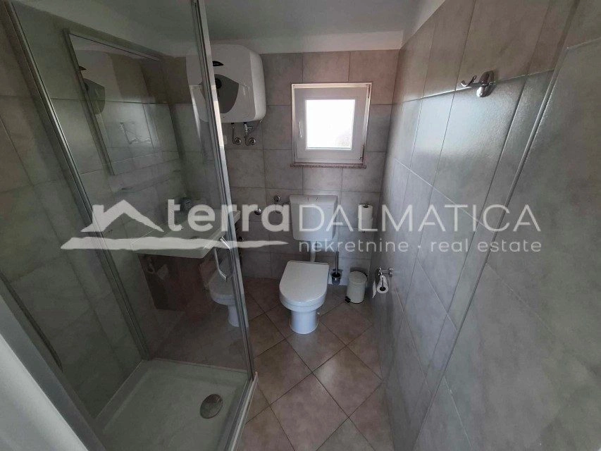 Dom z dwoma apartamentami i pięcioma apartamentami w Srimie - idealny na turystykę i życie rodzinne