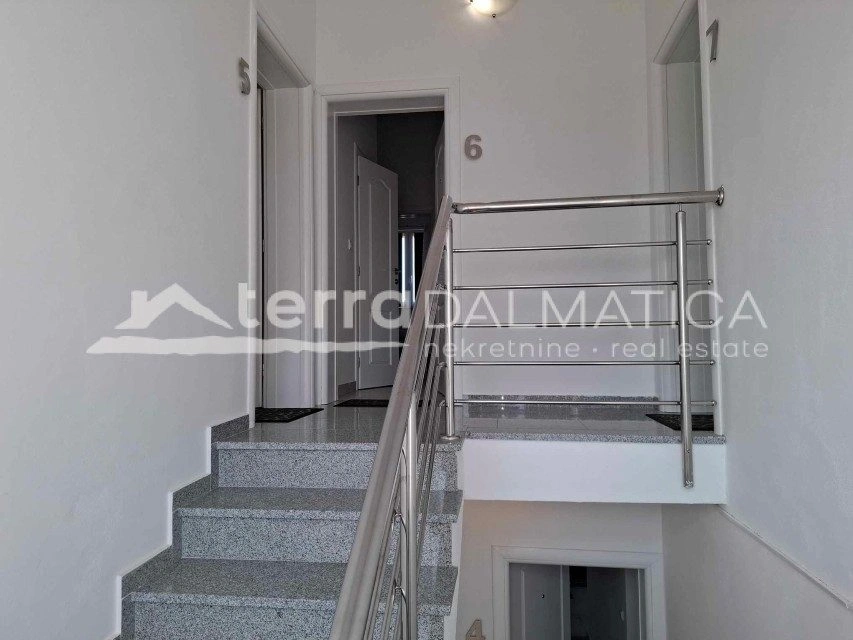 Dom z dwoma apartamentami i pięcioma apartamentami w Srimie - idealny na turystykę i życie rodzinne