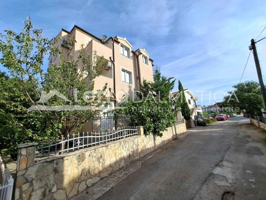 Dom z dwoma apartamentami i pięcioma apartamentami w Srimie - idealny na turystykę i życie rodzinne