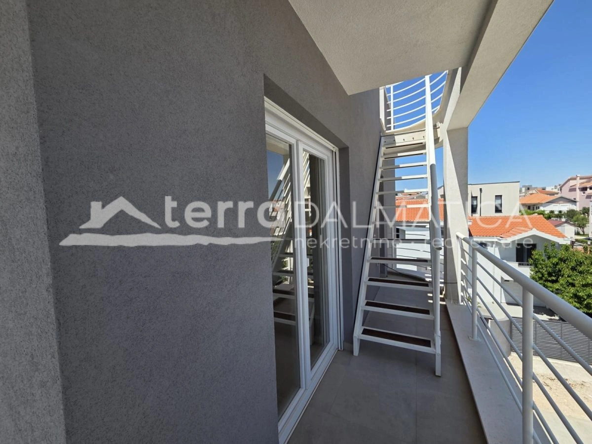 Zadar, three bedroom apartment with a roof terrace in a great location (new construction)