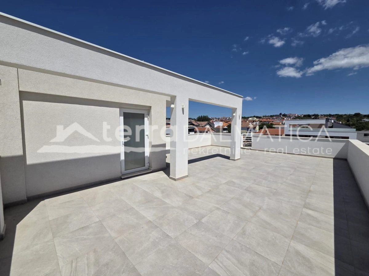 Zadar, three bedroom apartment with a roof terrace in a great location (new construction)