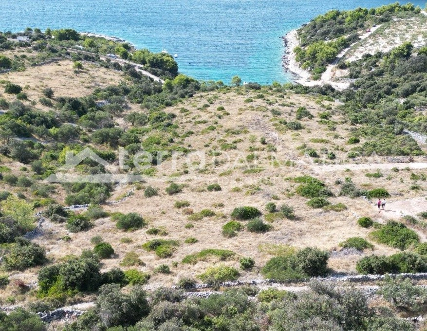 Exklusives Grundstück am Meer in Dalmatien – eine Investitionsmöglichkeit mit Blick auf das offene Meer