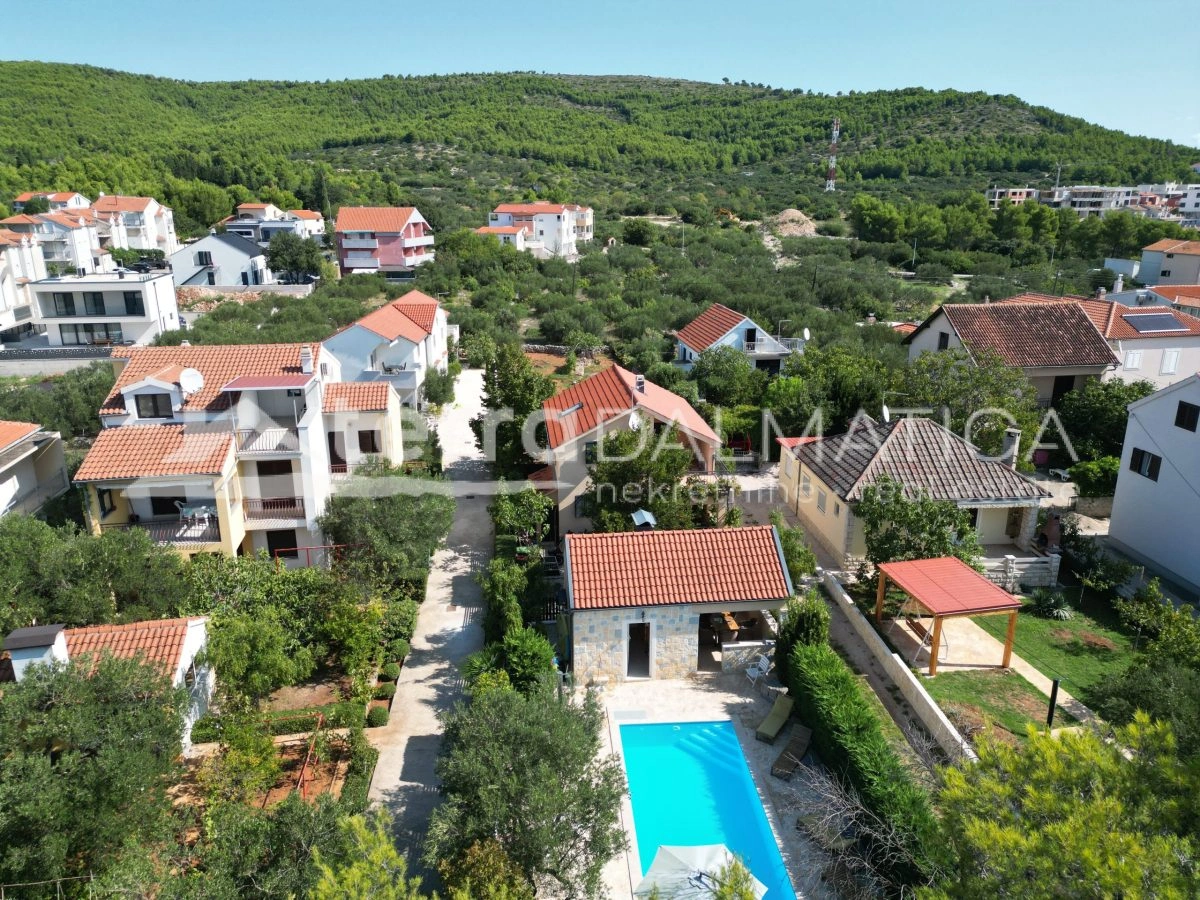 Privlačna hiša z bazenom 300 m od morja – Tribunj