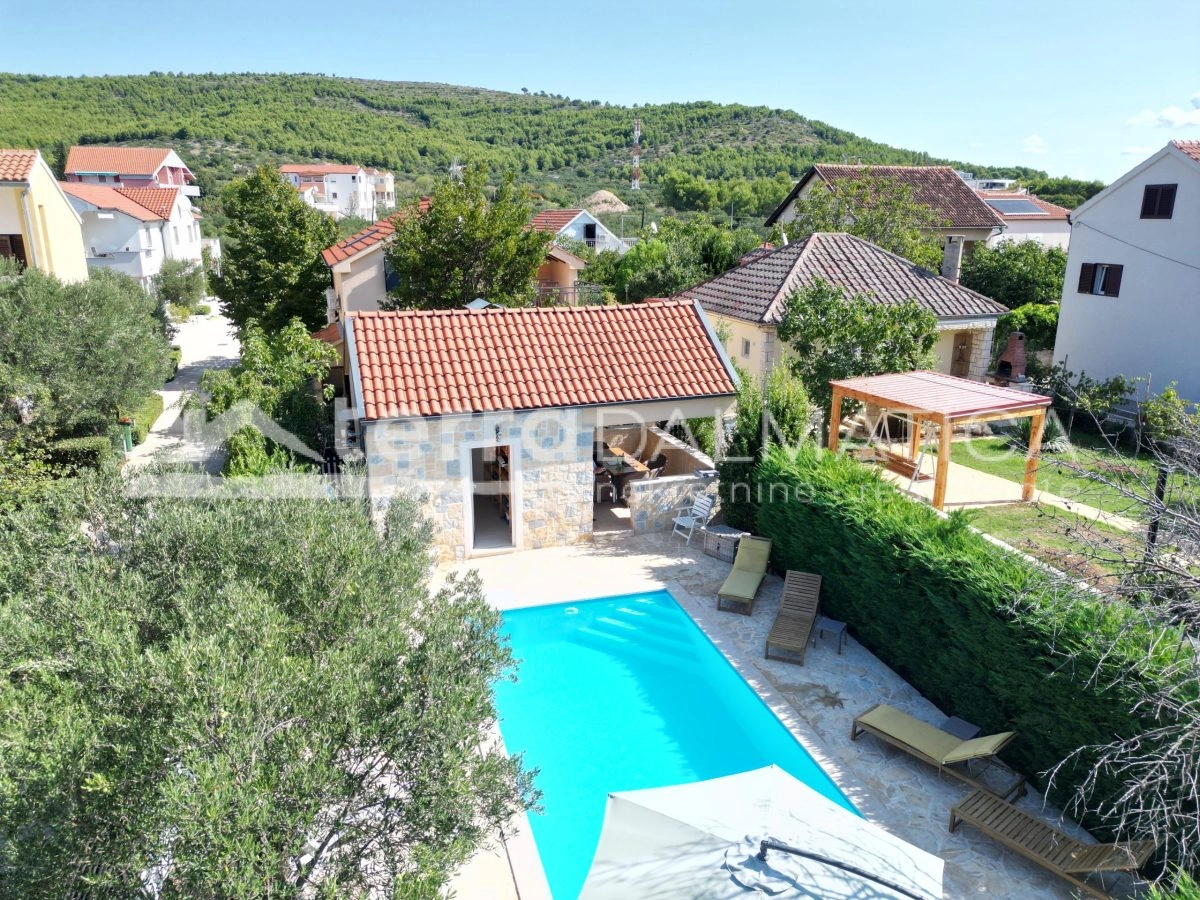 Kuća s bazenom u Tribunju – 4 spavaće sobe, 300 m od mora