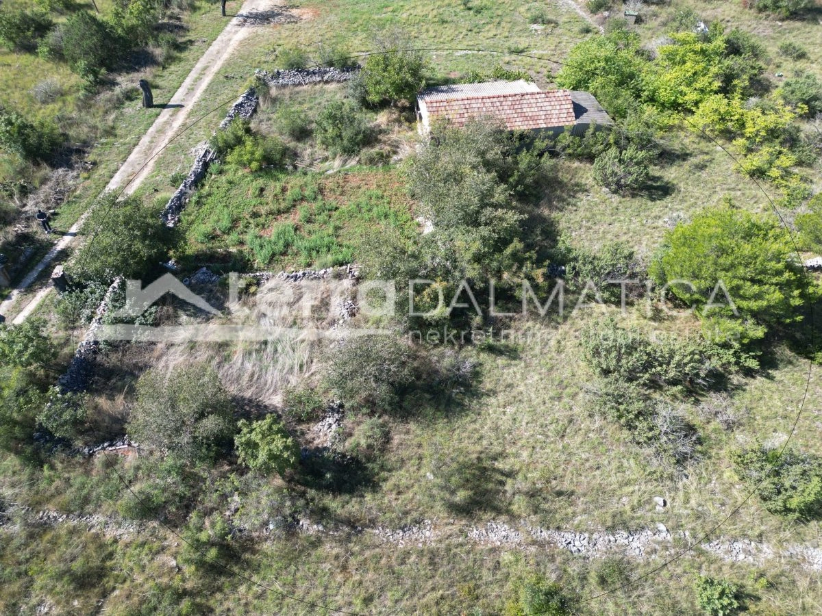 Građevinsko zemljište kod Skradina – 1700 m², struja i voda