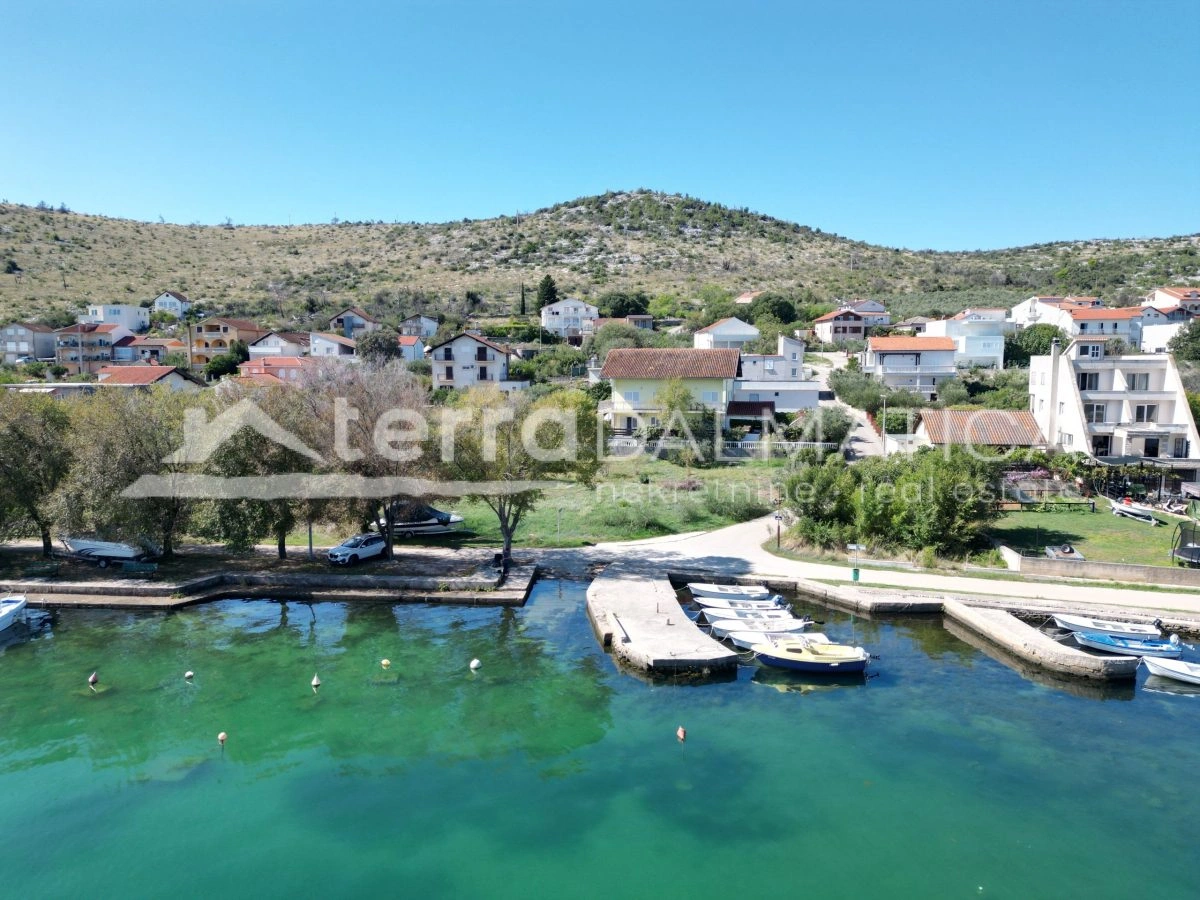 Atrakcyjny dom w Raslinie: 3 lokale mieszkalne, 7 sypialni, 5 łazienek