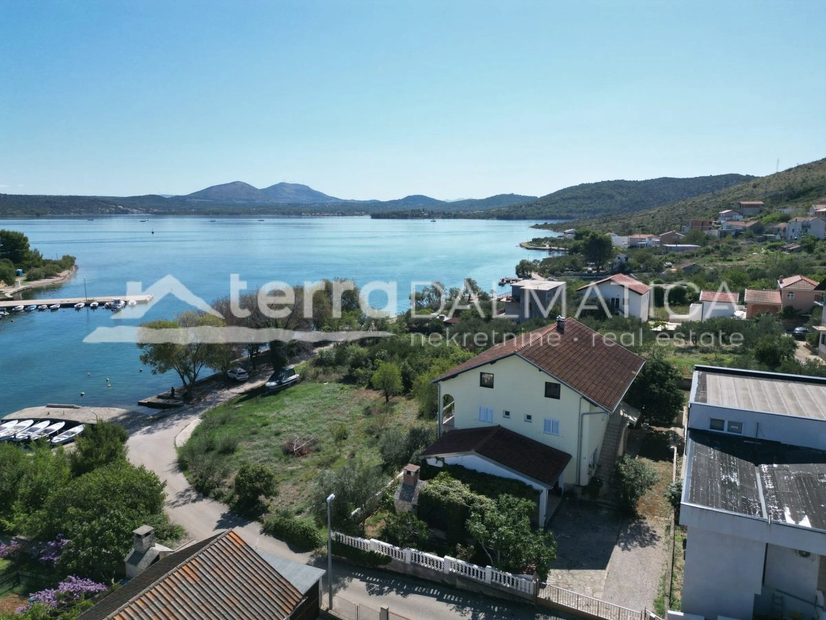 Kuća u Raslini – 320 m², pogled na more, 70 m od mora