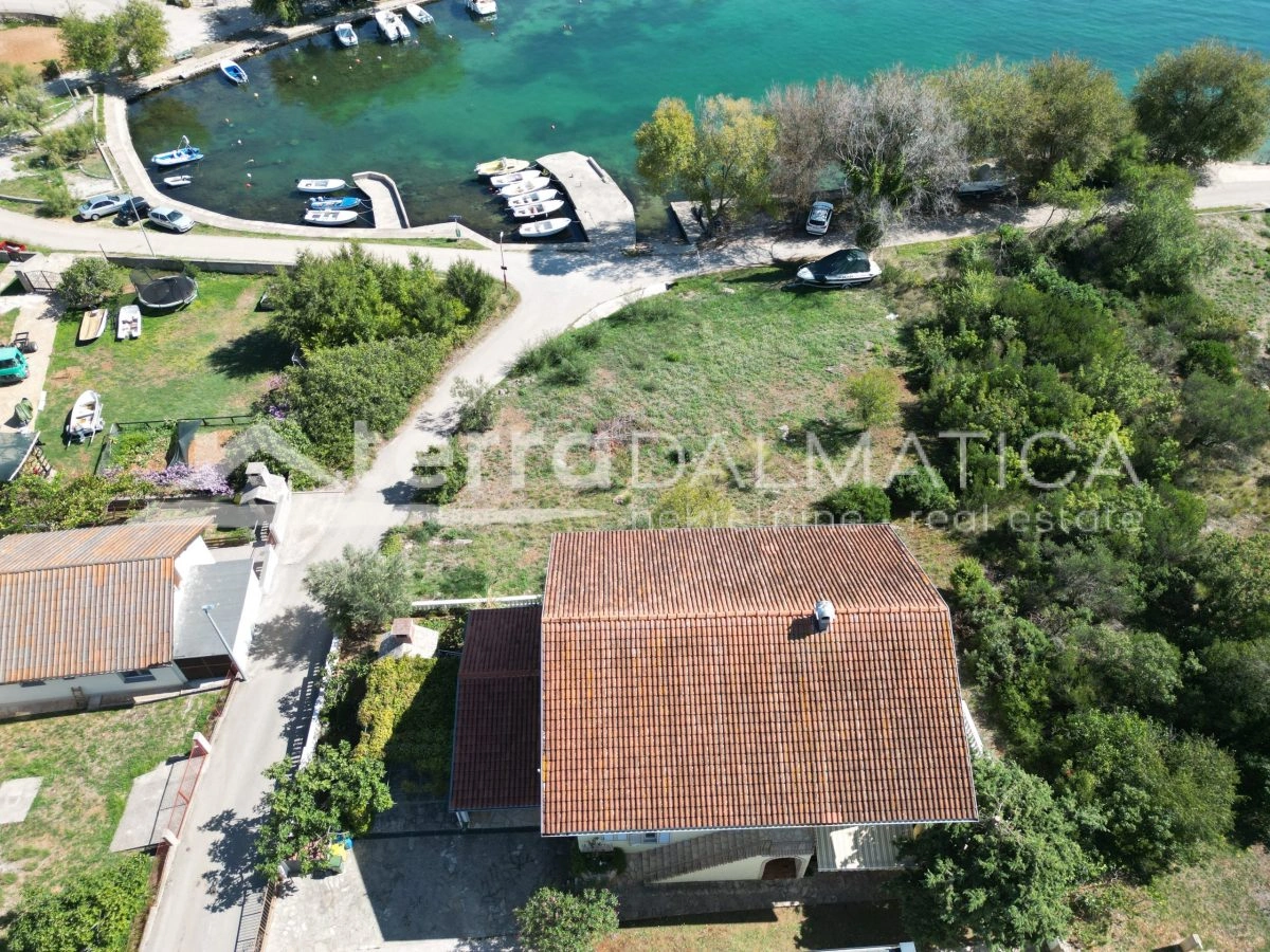 Atrakcyjny dom w Raslinie: 3 lokale mieszkalne, 7 sypialni, 5 łazienek