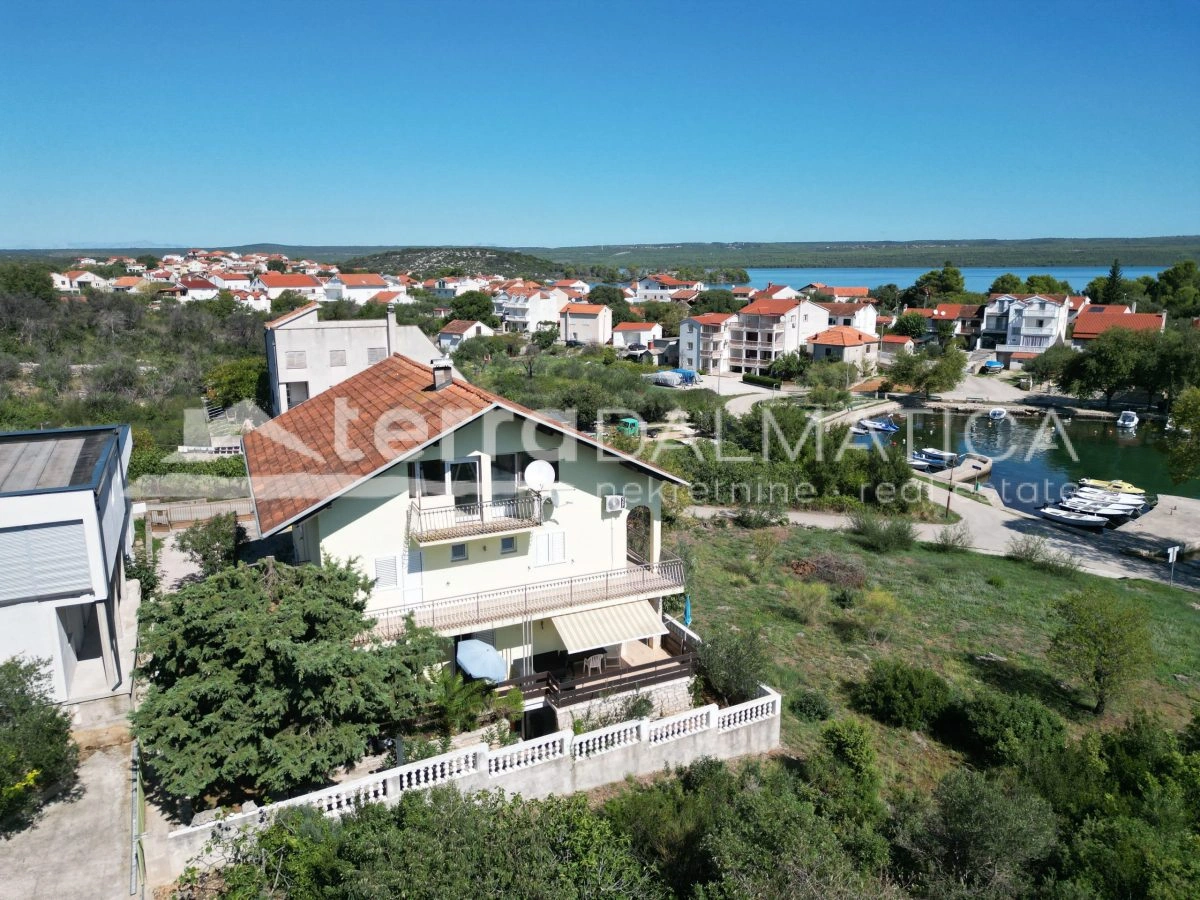 Atrakcyjny dom w Raslinie: 3 lokale mieszkalne, 7 sypialni, 5 łazienek