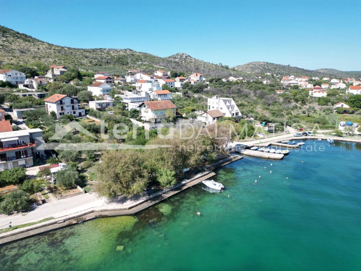 Atrakcyjny dom w Raslinie: 3 lokale mieszkalne, 7 sypialni, 5 łazienek