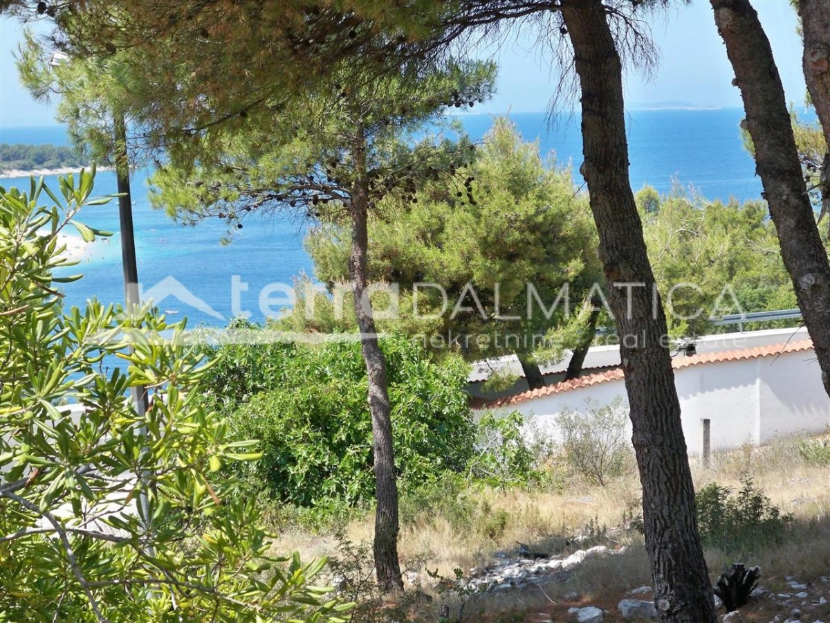 Novogradnja v Primoštenu: stanovanje v pritličju z vrtom in bazenom