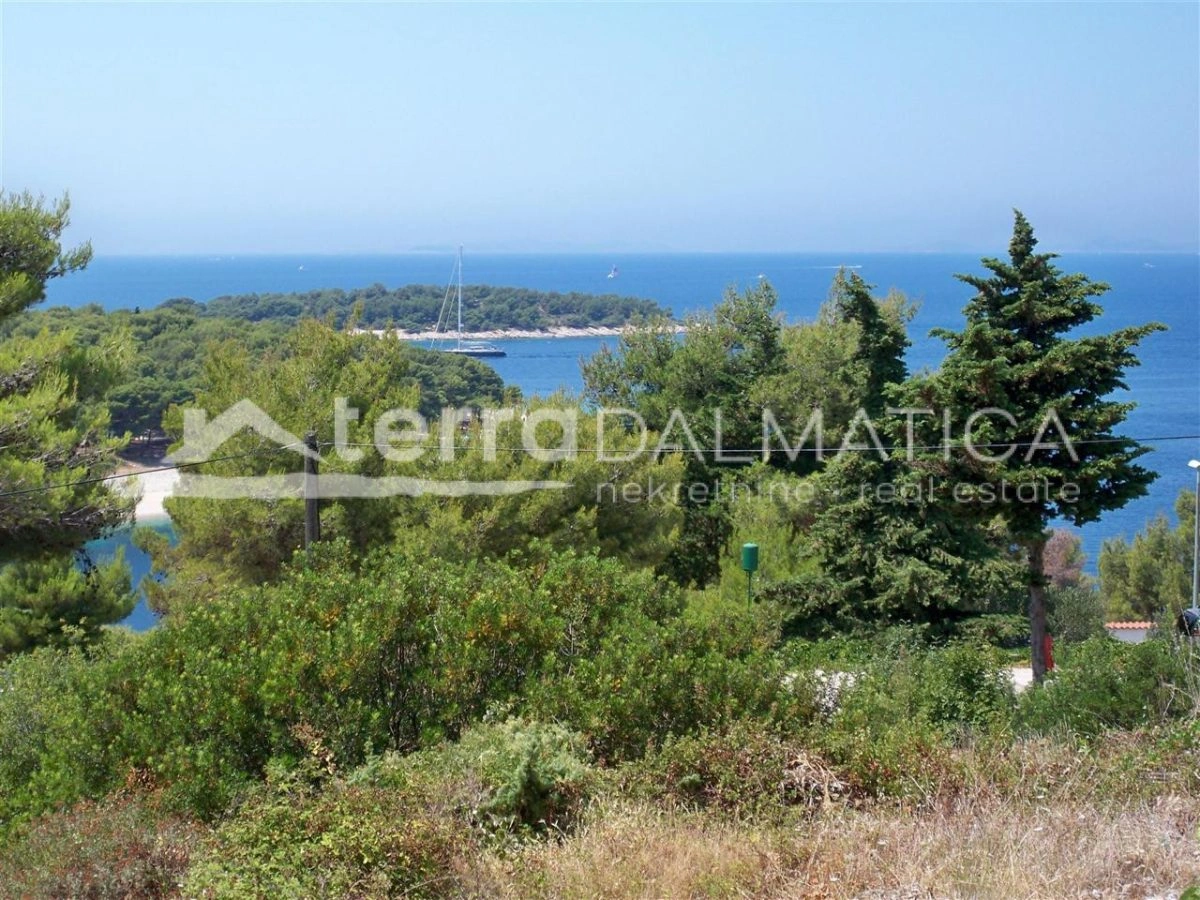 Novogradnja v Primoštenu: stanovanje v pritličju z vrtom in bazenom