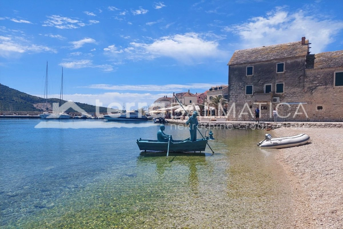 Novogradnja v Primoštenu: stanovanje v pritličju z vrtom in bazenom