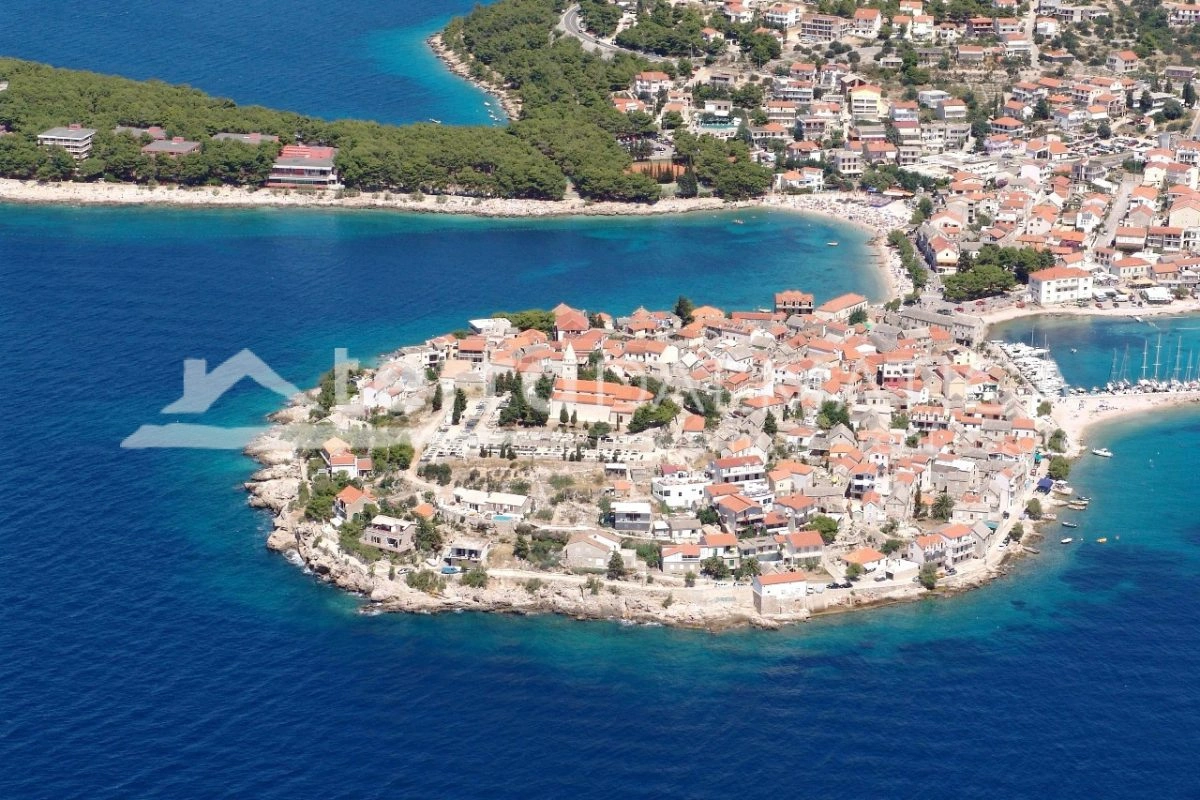 Novogradnja v Primoštenu: stanovanje v pritličju z vrtom in bazenom