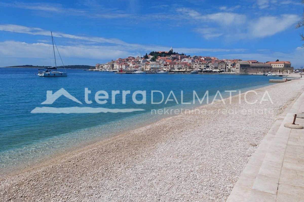 Prostorno stanovanje 115 m² z velikimi terasami in pogledom na morje – Primošten