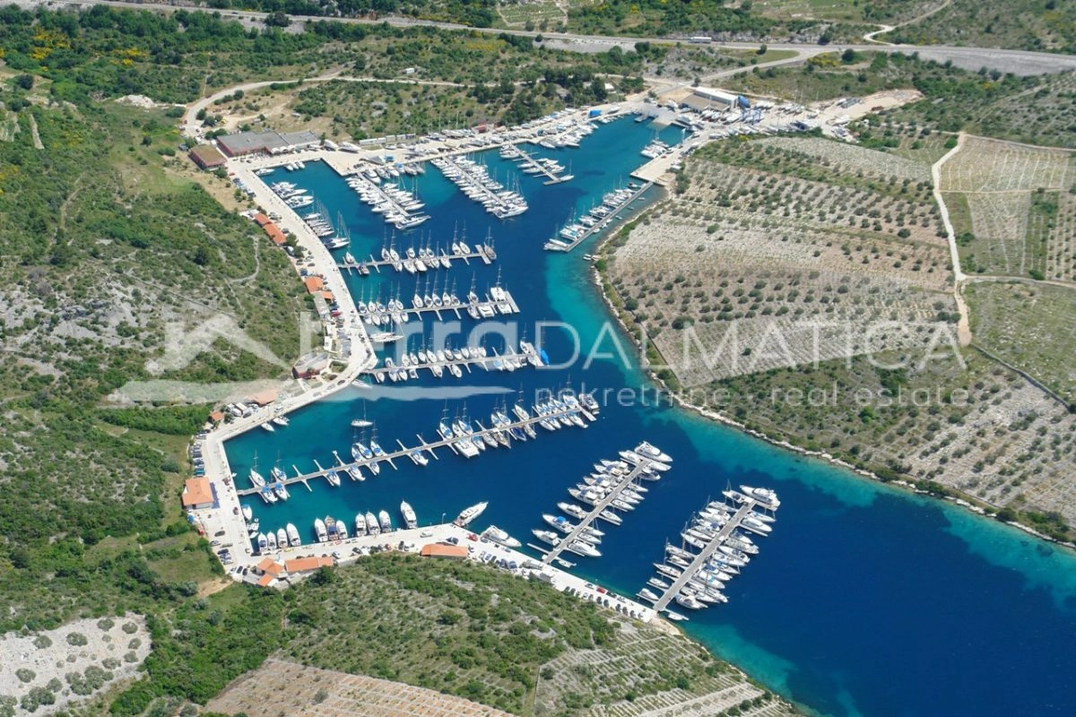 Prostorno stanovanje 115 m² z velikimi terasami in pogledom na morje – Primošten