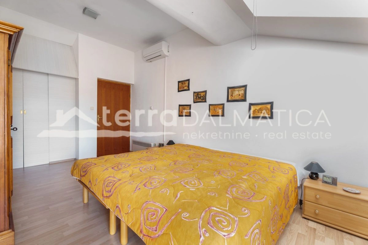 Dom w pierwszym rzędzie do morza z dwoma jednostkami mieszkalnymi i apartamentem typu studio – okolice Szybenika