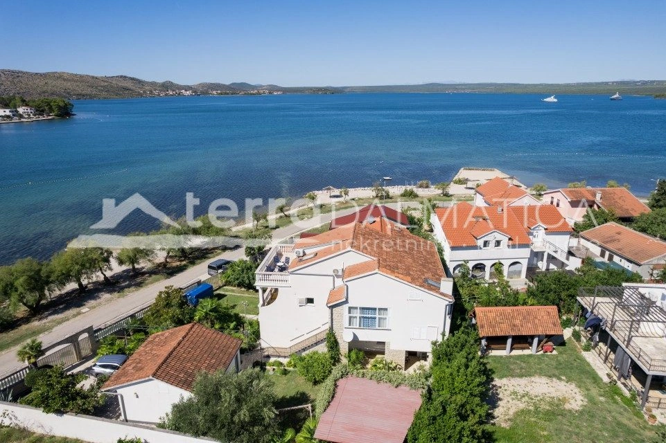 Haus erste Reihe zum Meer mit zwei Wohneinheiten und einem Studio-Apartment – ​​​​Gebiet Šibenik
