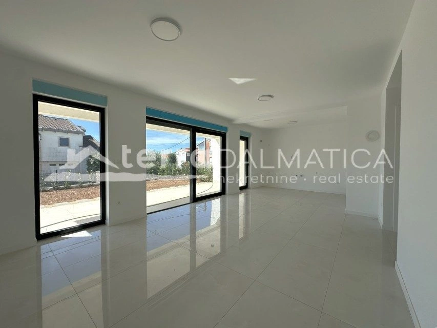 Zadar, apartman u prizemlju 150m od mora