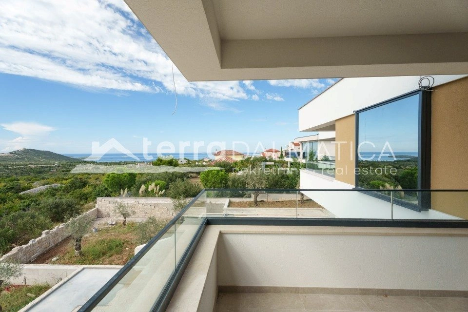 Moderna triplex kuća s bazenom i panoramskim pogledom na more – Primošten