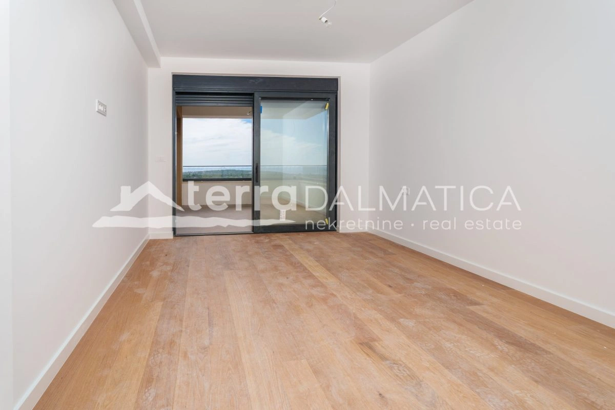 Moderna tripleks hiša z bazenom in panoramskim pogledom na morje – Primošten