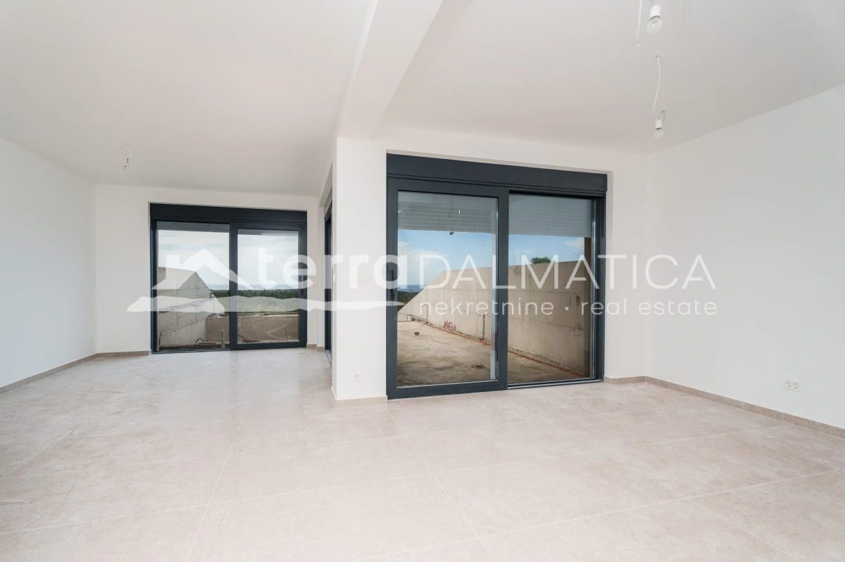 Moderna tripleks hiša z bazenom in panoramskim pogledom na morje – Primošten